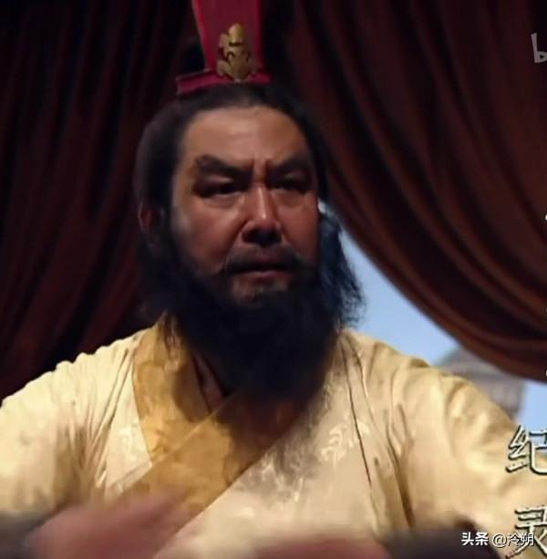 《三國演義》紀靈能和關羽戰三十回合，為啥十回合就被張飛殺了？