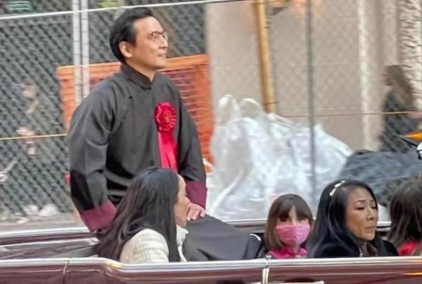 吳彥祖在國外威風了！穿大褂戴胸花坐敞篷內巡街，太像古代狀元郎