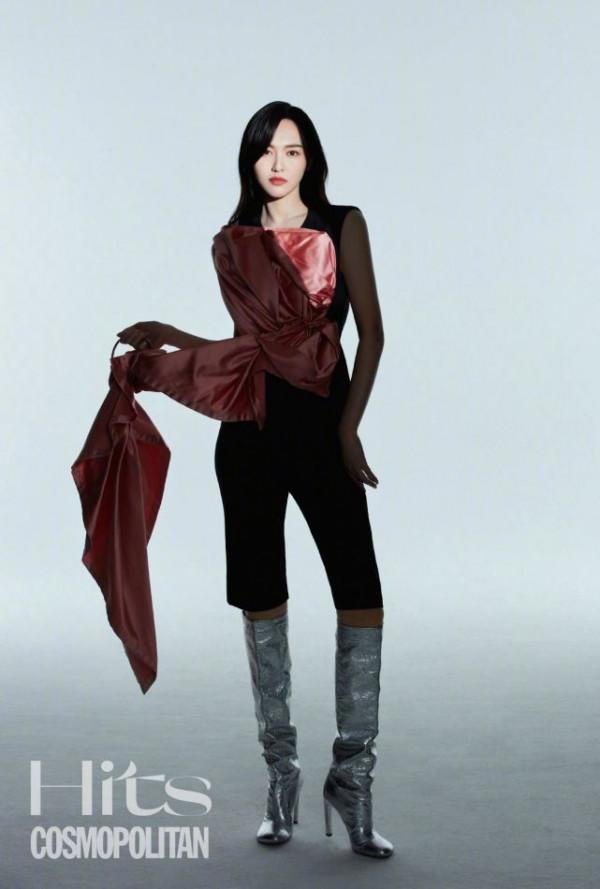 唐嫣攜手國貨登上大刊！硬是穿出大牌範，不秀身材照樣顯示央視範