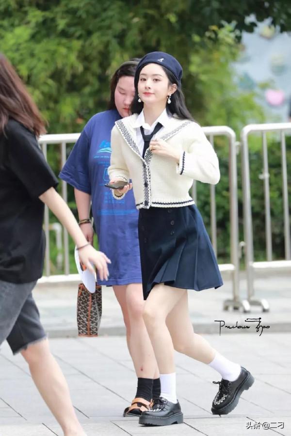 趙麗穎 白色針織上衣搭配藍色短裙 在逃學姐既視感 趙麗穎 白色針織上衣搭配藍色短裙 在逃學姐既視感