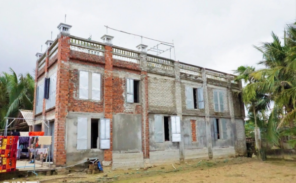 越南男子用撿來的酒瓶子造出了一座房子，花費了15年的時間