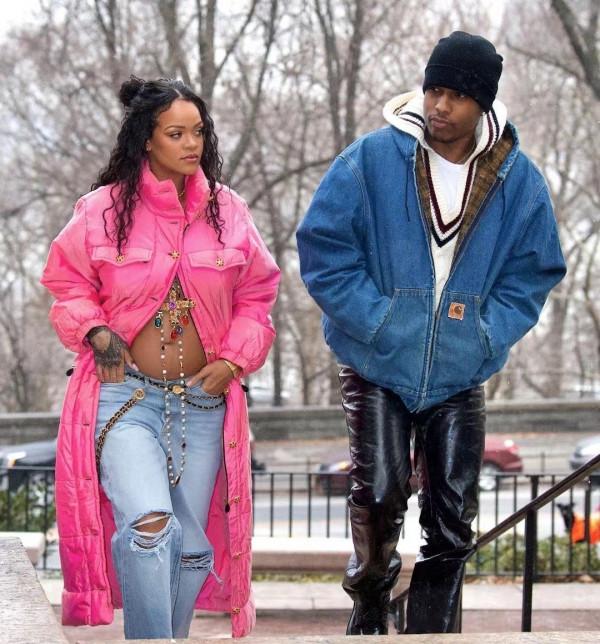 蕾哈娜未婚先孕也很幸福！無懼嚴寒秀孕肚，大衣牛仔穿出超模感