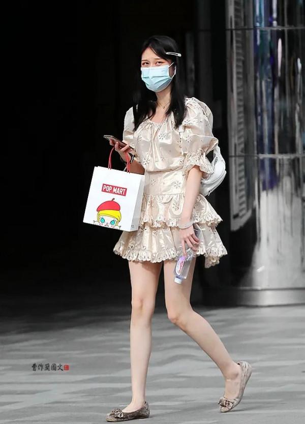 掩飾不住美麗的輕熟風格，女生淺口平底鞋時尚穿搭