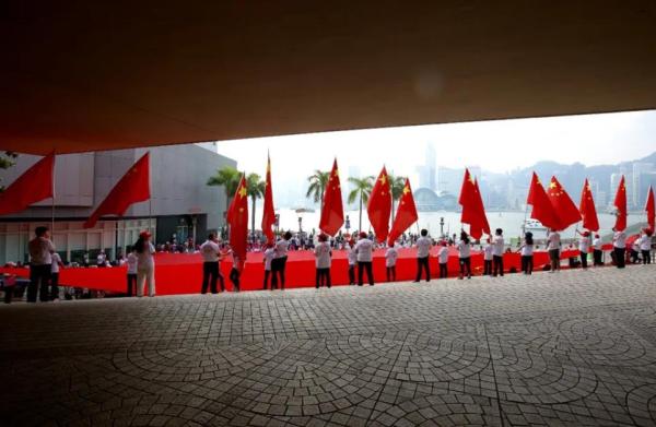 國慶第一天,香港大街小巷披上了“中國紅” 國慶第一天,香港大街小巷披上了“中國紅”