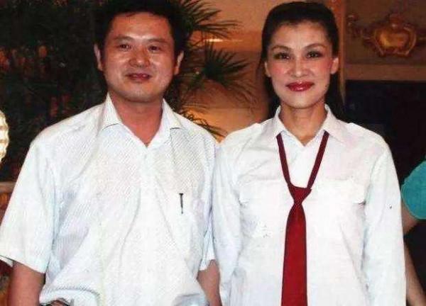 範琳琳:28歲嫁恩師,對母親有虧欠,兩枚軍功章陪伴去世父母 範琳琳:28歲嫁恩師,對母親有虧欠,兩枚軍功章陪伴去世父母