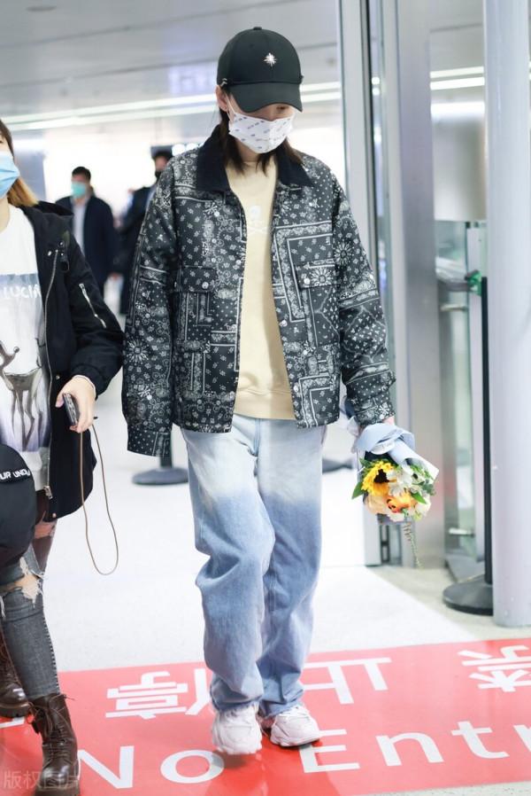 於文文穿腰果花夾克搭配牛仔褲，戴棒球帽率性休閒