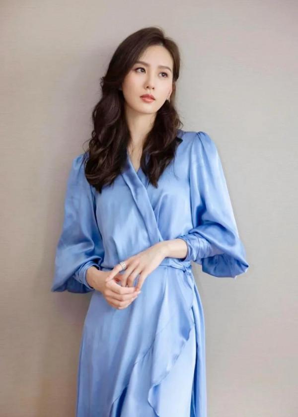 劉詩詩一襲藍裙溫柔優雅 完美肩頸線條氣質迷人，網友：仙女下凡