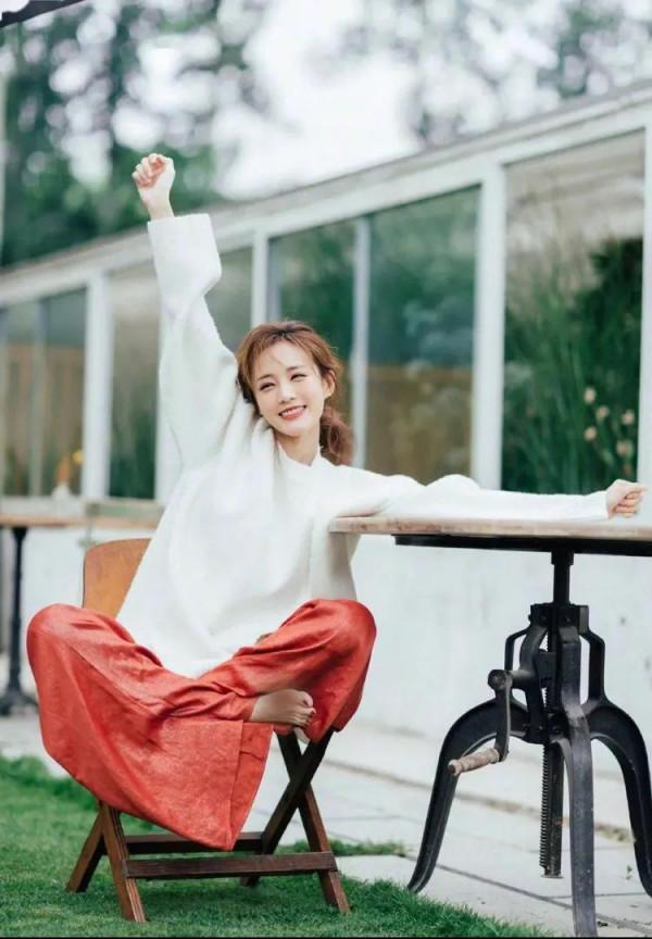 女明星看似隨意的20個擺拍姿勢,堪稱美照模版 女明星看似隨意的20個擺拍姿勢,堪稱美照模版