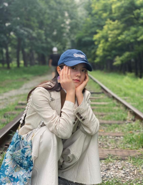 趙今麥也喜歡慵懶國風 西服配亞麻闊腿褲展現復古文藝範兒 趙今麥也喜歡慵懶國風 西服配亞麻闊腿褲展現復古文藝範兒