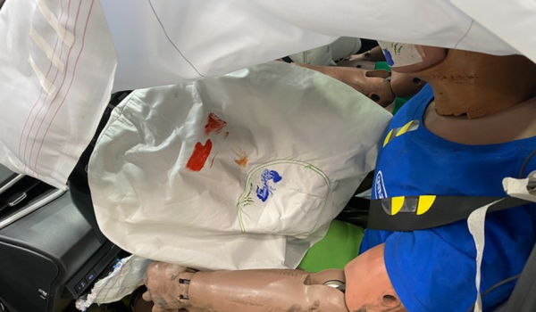 卡羅拉輕鬆完成40%偏置碰撞測試,但是有兩個問題不得不提 卡羅拉輕鬆完成40%偏置碰撞測試,但是有兩個問題不得不提