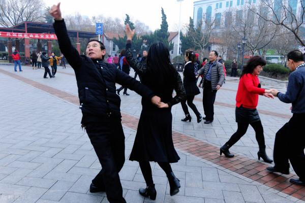 為什麼不建議老人跳交誼舞？64歲老人：跳交誼舞容易捱打