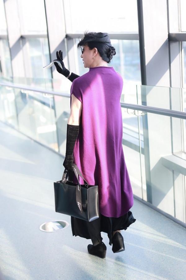 金星不愧是有個性的人，紫色大袍穿身上氣場十足，墨鏡搭配好前衛