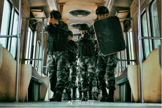 軍校學員畢業照，太太太太太酷了