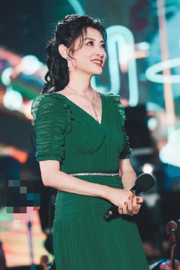 曾經央視一姐周濤美麗大方氣質高雅,驚鴻一瞥令人心動不已 曾經央視一姐周濤美麗大方氣質高雅,驚鴻一瞥令人心動不已