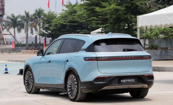 場地試駕嵐圖FREE:增程版也能做到4.5秒加速! 場地試駕嵐圖FREE:增程版也能做到4.5秒加速!