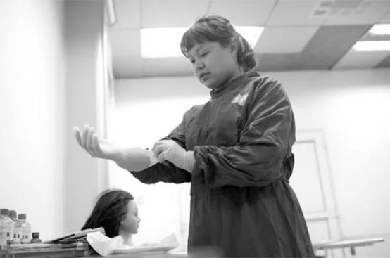 中國入殮師，花8小時修復吊車碾壓過的屍體，採訪稱：這是在積善