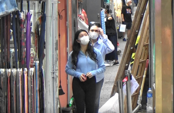 邱淑貞攜女兒現身鬧市，穿拖鞋打扮接地氣，發現被跟拍後怒指記者