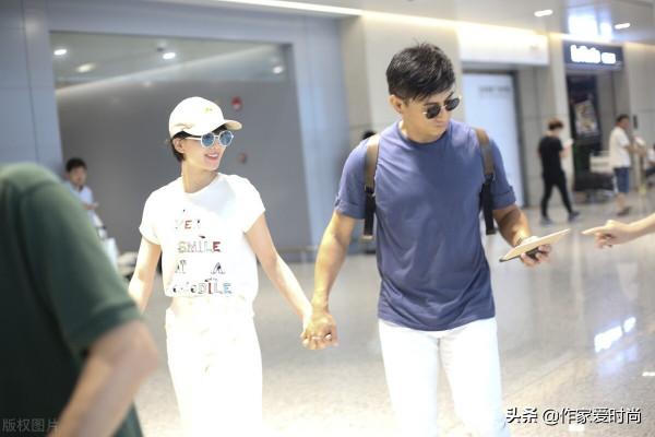 劉詩詩的時尚美太清純了，一顰一笑不做作，她的眼神和微笑好迷人