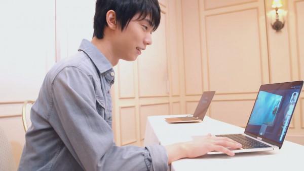 羽生結弦罕見牛仔襯衫造型亮相！簡直是凍齡的17歲少年