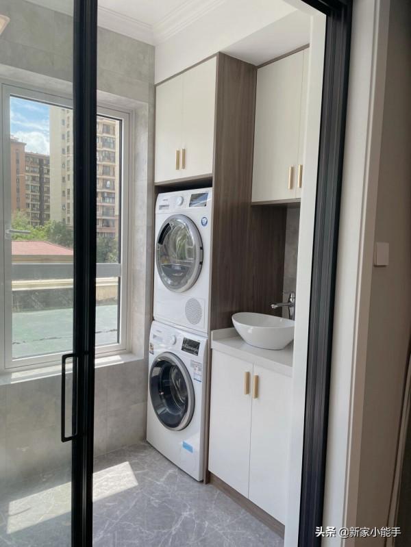 她家花了20萬裝修，全屋網紅灰，漂亮又耐髒，木匠打櫃子也很滿意