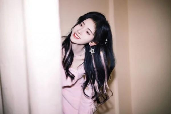 鞠婧禕穿著心形連衣短裙小露香肩！肌膚嬌嫩太俏麗甜美