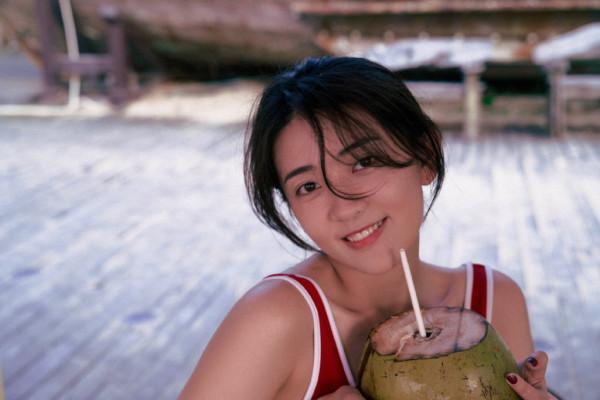 梁潔三亞度假大片，身穿吊帶背心短褲清涼出鏡，滿滿的復古風情