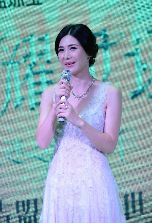 童蕾挺有女人味的，白裙上面鑲亮鑽好吸睛，清純感與成熟感並存