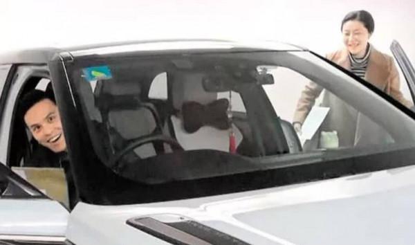 熊黛林曬與雙胞胎女兒過中秋,陽臺上做紙燈籠,母女三人開心比耶 熊黛林曬與雙胞胎女兒過中秋,陽臺上做紙燈籠,母女三人開心比耶