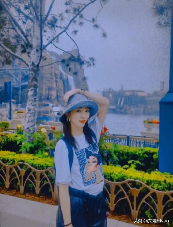 央視主持李思思打卡遊樂園，穿T恤短褲露學生長襪，打扮似女明星