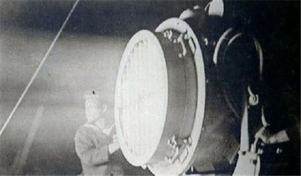 抗日戰爭中，日本軍艦被個普通中國鉗工鑿沉，上海灘為之轟動