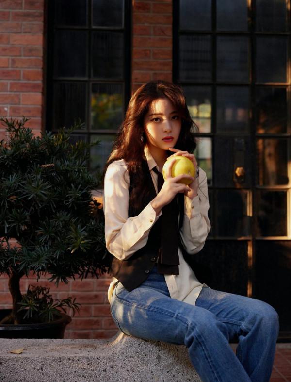 如何穿出少女感？歐陽娜娜完美示範，白色紗裙宛如花仙子