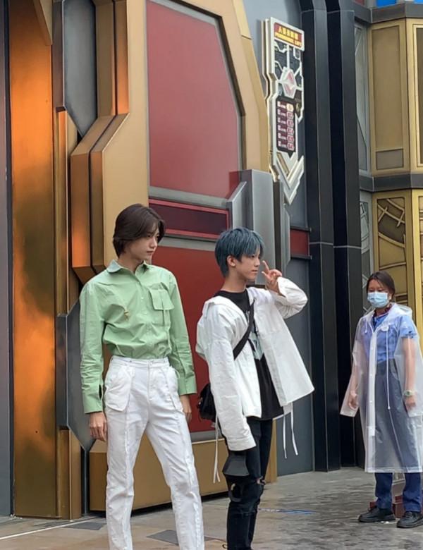 盤點環球影城偶遇明星生圖,白敬亭似商務精英,林依輪兼職賣貨? 盤點環球影城偶遇明星生圖,白敬亭似商務精英,林依輪兼職賣貨?