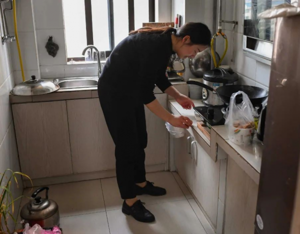 95後女孩照顧腦癱弟弟20年，晚上抱著睡，不敢找物件，怕拖累別人