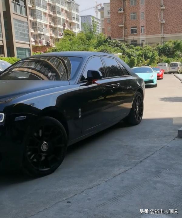 恭喜!網紅大楊哥結婚!車隊奢華包含五輛法拉利,新娘被指像吉娜 恭喜!網紅大楊哥結婚!車隊奢華包含五輛法拉利,新娘被指像吉娜