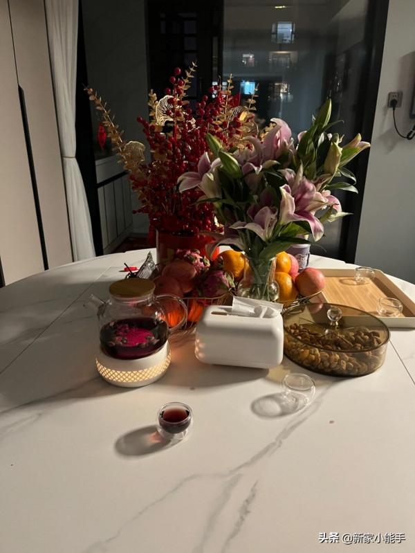一家四口喬遷新居，全屋裝修漂亮上檔次，生活幸福又令人羨慕
