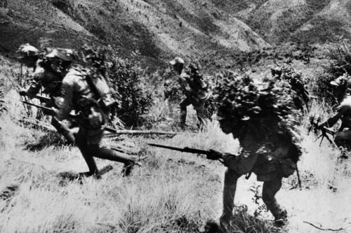 雲南村民採藥中發現多個廢汽油桶,裝滿軍人屍骸,平均年齡僅20歲 雲南村民採藥中發現多個廢汽油桶,裝滿軍人屍骸,平均年齡僅20歲