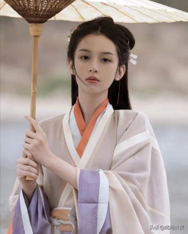 五位女藝人撐傘照，劉亦菲有書香氣，倪妮風情萬種