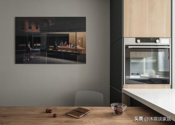 客廳不裝電視機也就算了，她家竟然放了一張“床”，空間自由隨性