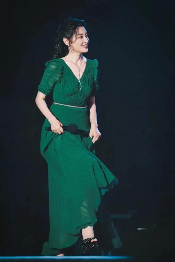 曾經央視一姐周濤美麗大方氣質高雅,驚鴻一瞥令人心動不已 曾經央視一姐周濤美麗大方氣質高雅,驚鴻一瞥令人心動不已