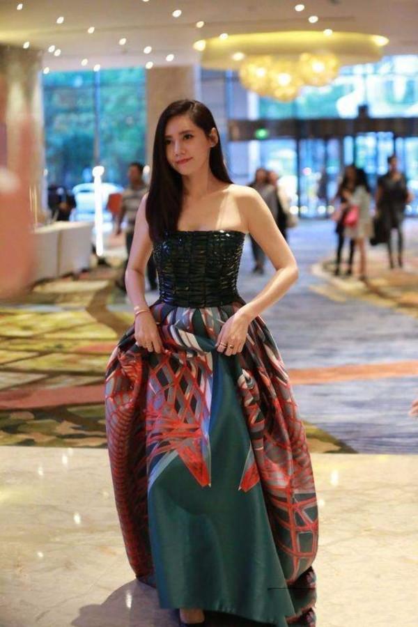 42歲金喜善臉腫如大餅，40歲秋瓷炫臉嫩