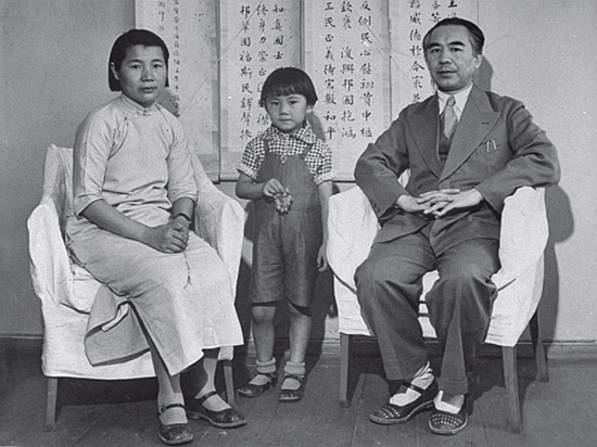 75年中央派人到新疆慰問，毛主席囑託：請放一束野花到我弟弟墓前