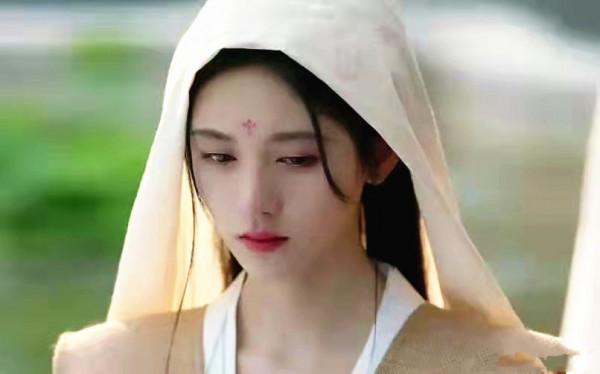 繼“綁架妝”“戴孝妝”之後，鞠婧禕的“難民妝”又讓我迷惑了