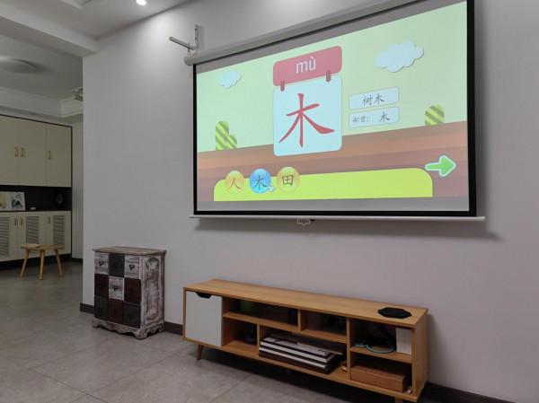 國產推出“4K解析度”的智慧投影儀：3000ANSI流明，開燈也能用