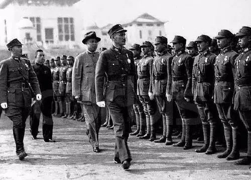 49年開國大典前夜,兩名日本人在天安門前,為何看到毛主席就跑? 49年開國大典前夜,兩名日本人在天安門前,為何看到毛主席就跑?