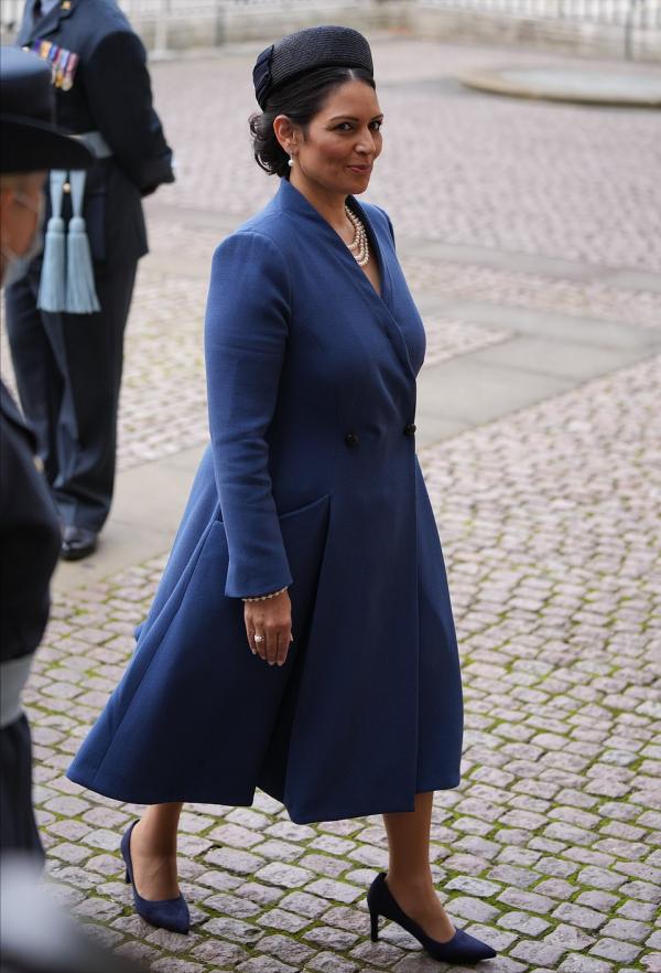 卡米拉風光亮相！藍條紋大衣太顯嫩了，卻被49歲內政大臣搶了風頭