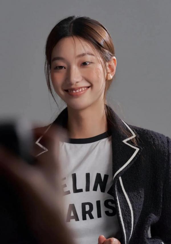 這個被嘲矮的超模火了!一臉硬傷,為啥還被Dior、Prada搶著寵? 這個被嘲矮的超模火了!一臉硬傷,為啥還被Dior、Prada搶著寵?