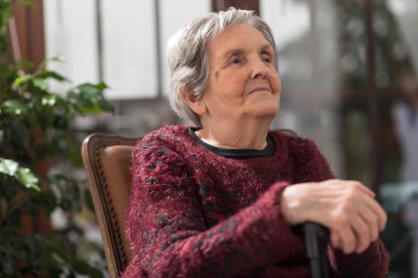 70歲大媽8000元聘請45歲男保姆，大媽：說啥也要辭退他，他不配