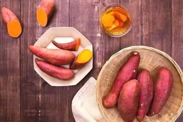 晚上吃蘋果容易傷胃？醫生建議：到了晚上，這4種食物儘量少吃