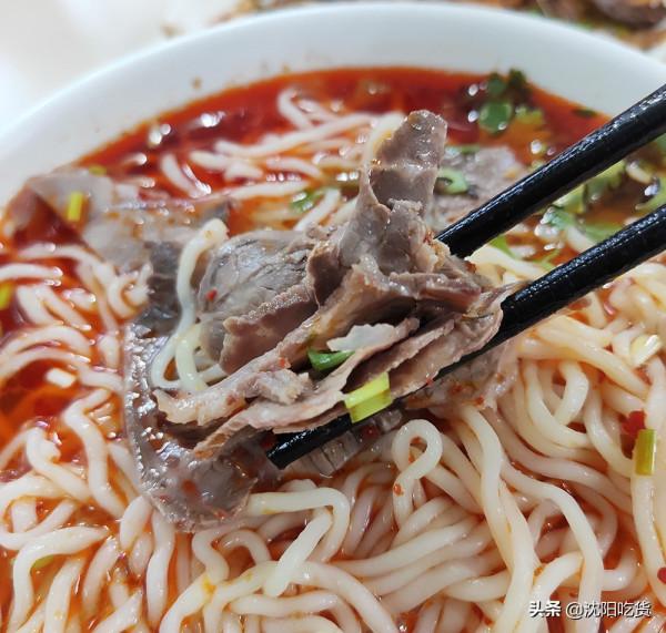 鋪了一層牛肉的牛肉麵你吃過嗎?那勺辣椒醬是點睛之筆 鋪了一層牛肉的牛肉麵你吃過嗎?那勺辣椒醬是點睛之筆