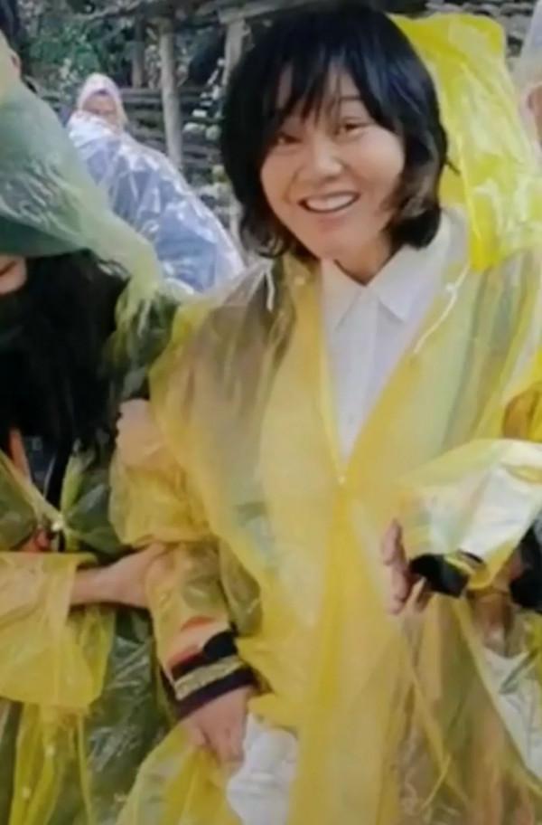 閆妮回到農村宣傳，無修飾的容顏臉寬皮皺，是地地道道的老阿姨